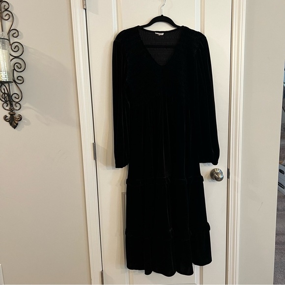 JODIFL Dresses & Skirts - 💕Final sale JODIFL Black Maxi Dress Velvet